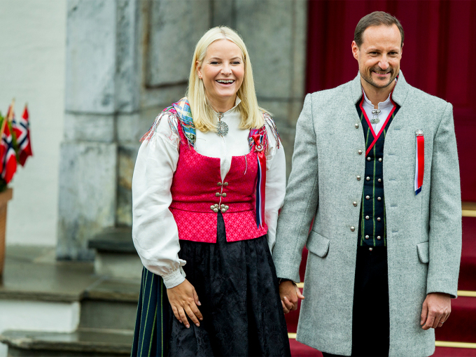 Kronprinsen og Kronprinsessa og familien helsa skulebarna i Asker utanfor Skaugum i dag tidleg. Foto: Vegard Wivestad Grøtt / NTB scanpix